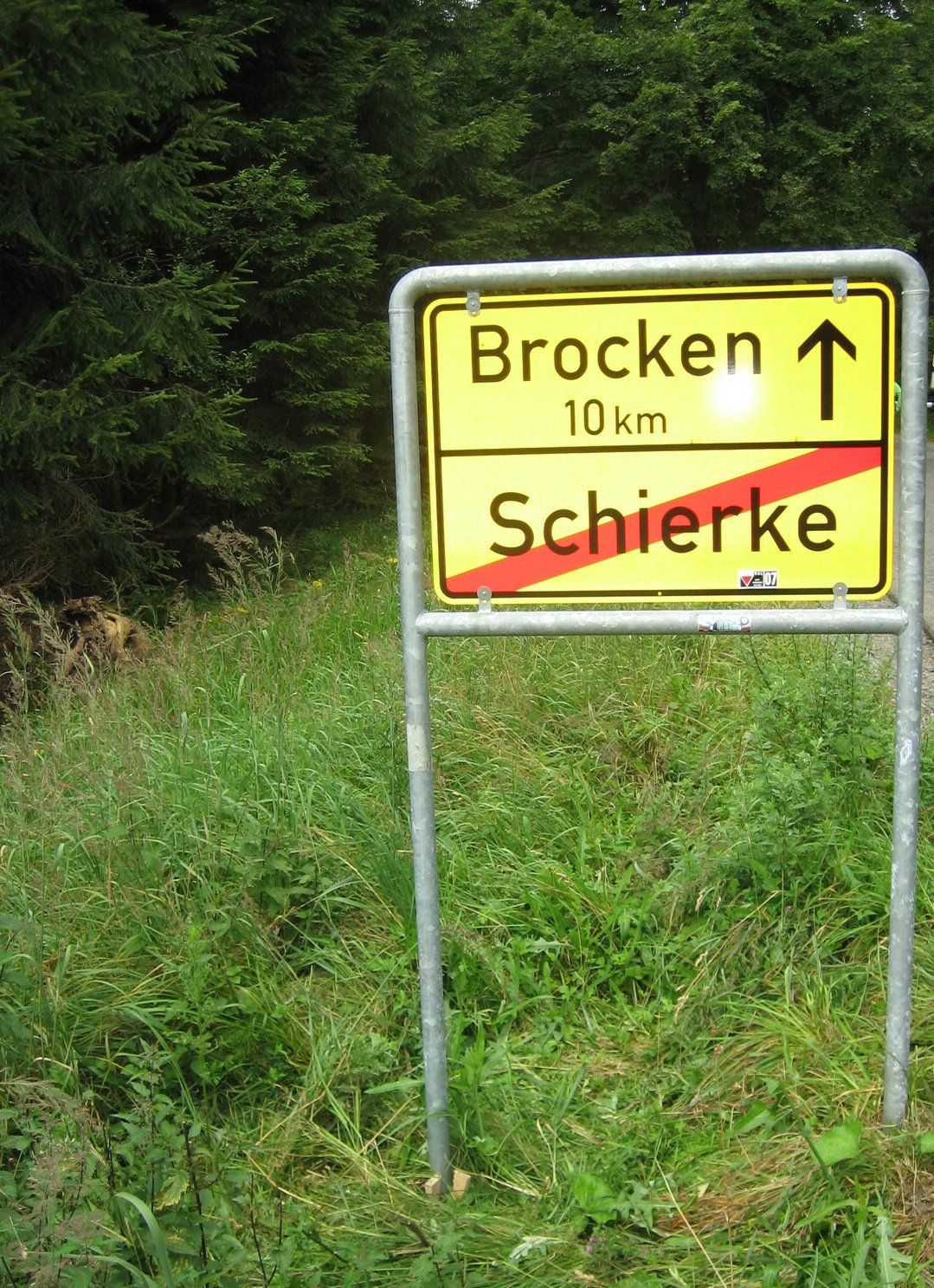 Ortsausgangsschild Schierke an der Brockenstraße. Fahrt- und Wanderweg auf den Brocken
