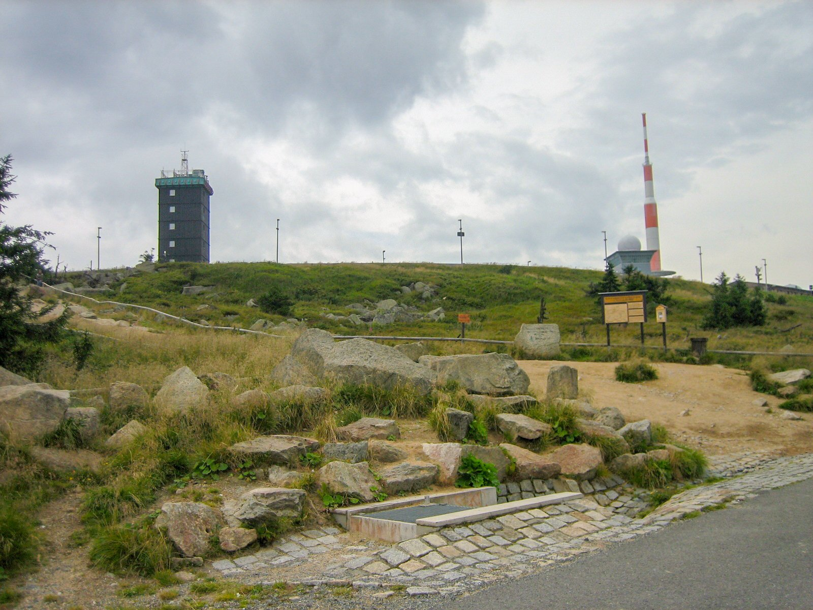 Brockengipfel mit der unverkennbaren Antenne, der Wetterstation und dem Brockenhotel