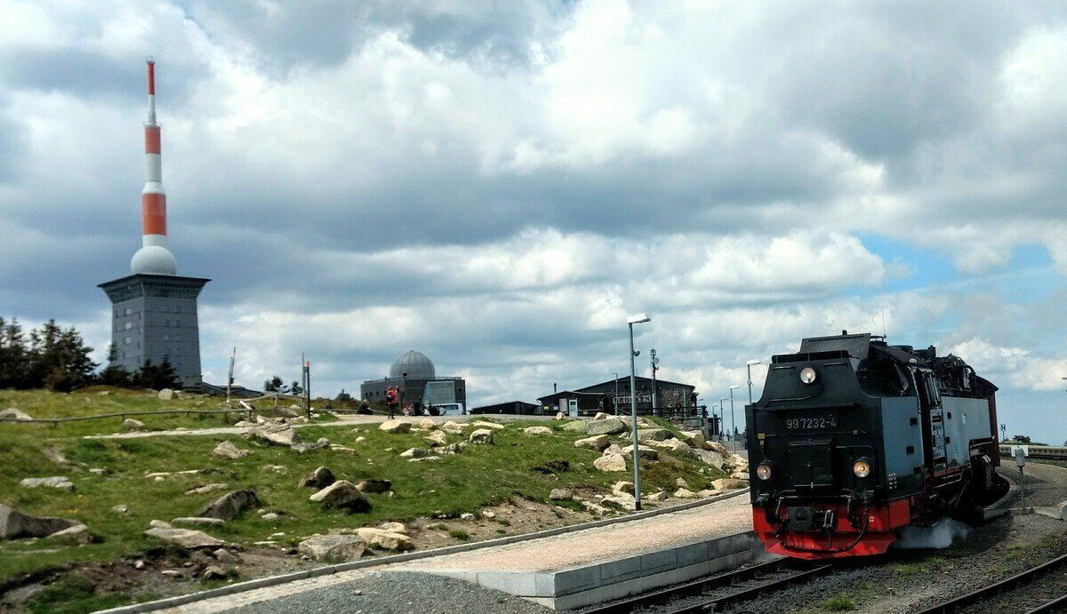 Blick vom Brockenbahnhof aif die Spitze des Brockens mit der Brockenbahn im Vordergrund