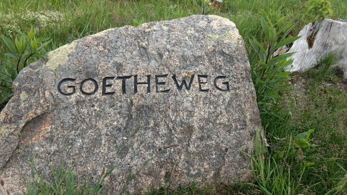 Hinweisschild auf den Goetheweg im Nationalpark Harz auf den Brocken