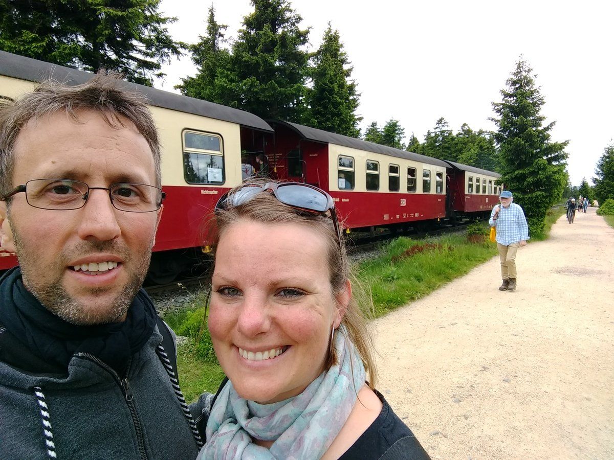 Auf dem Goetheweg mit der Brockenbahn im Hintergrund