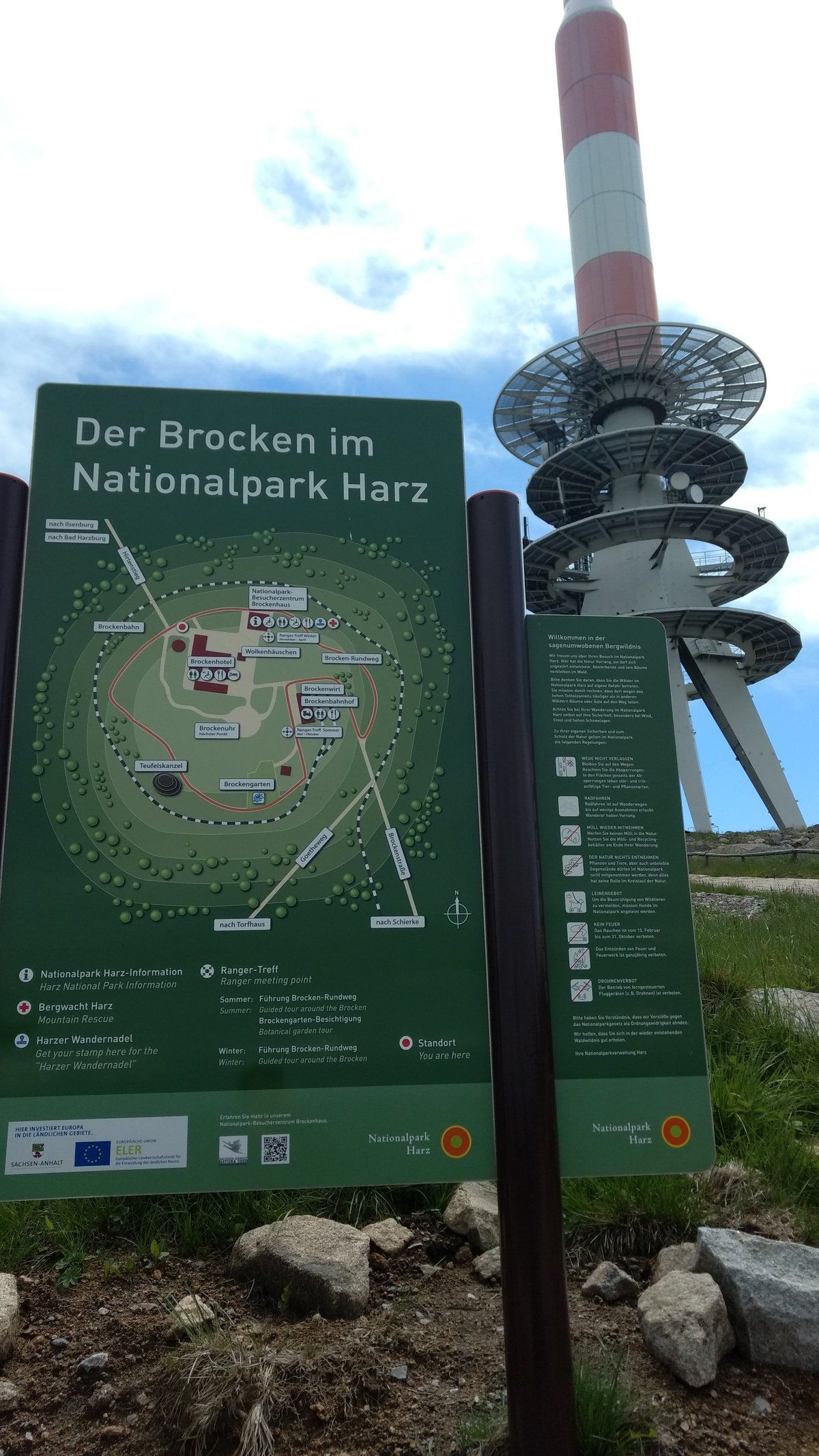 Hniweistafel auf der Brockenspitze. Diese erklärt die verschiedenen Wanderwege auf den Berg.