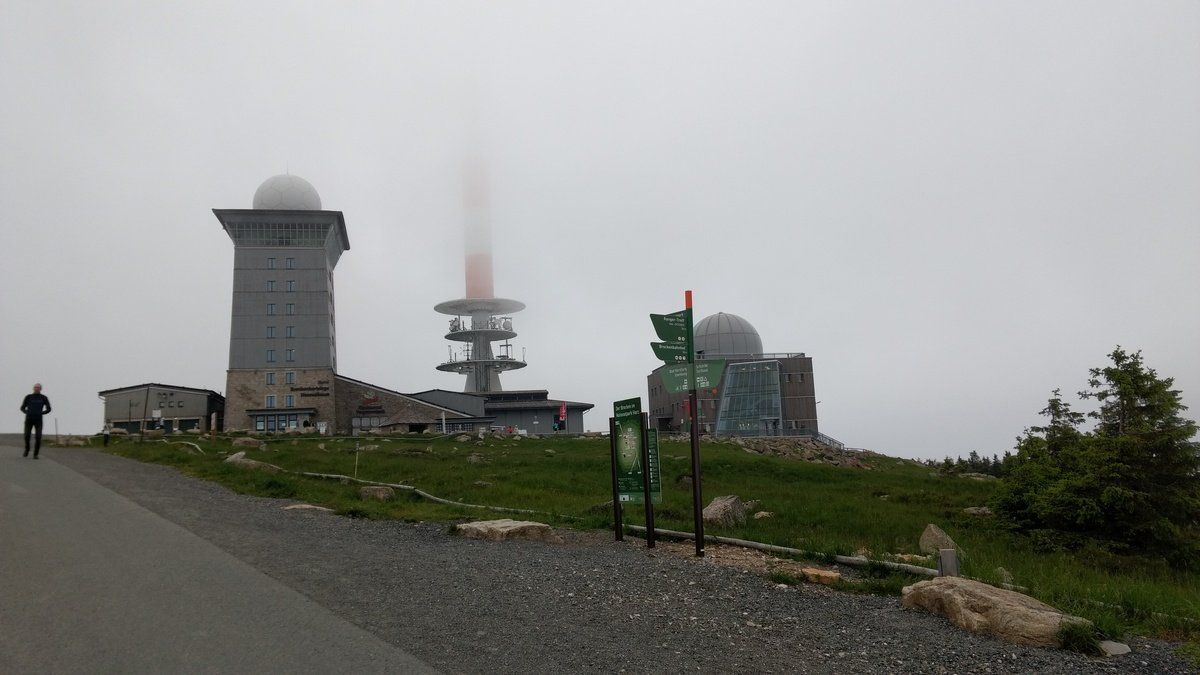 Blick auf die Brockenspitze im Nebel