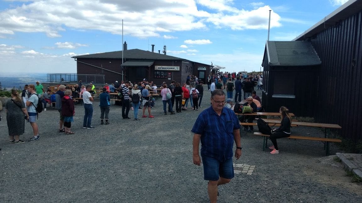 Lange Warteschlangen an den Kiosken des Brockenwirts.