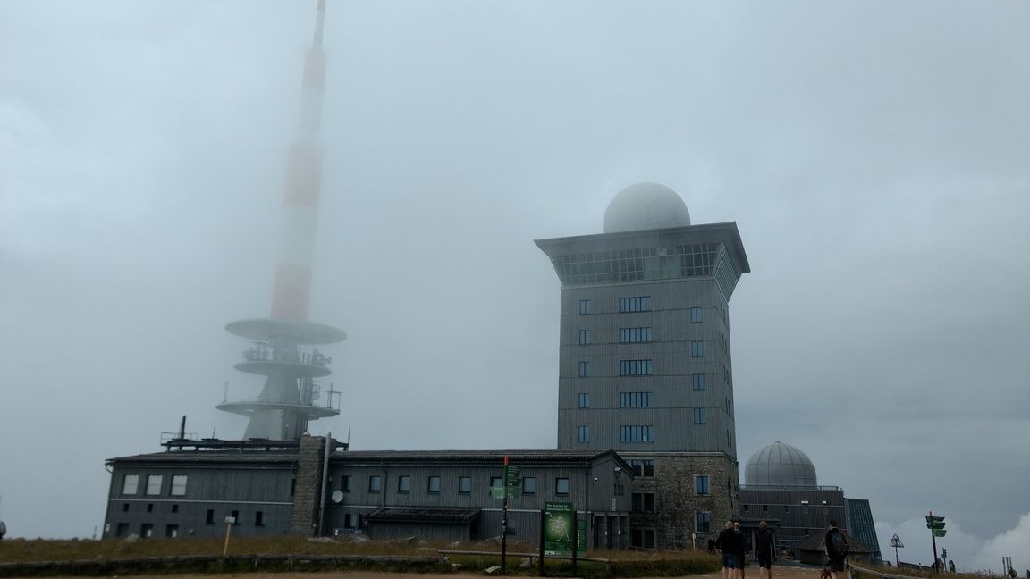 Antenne, Brockenbahnhof und Brockenhotel im Nebel