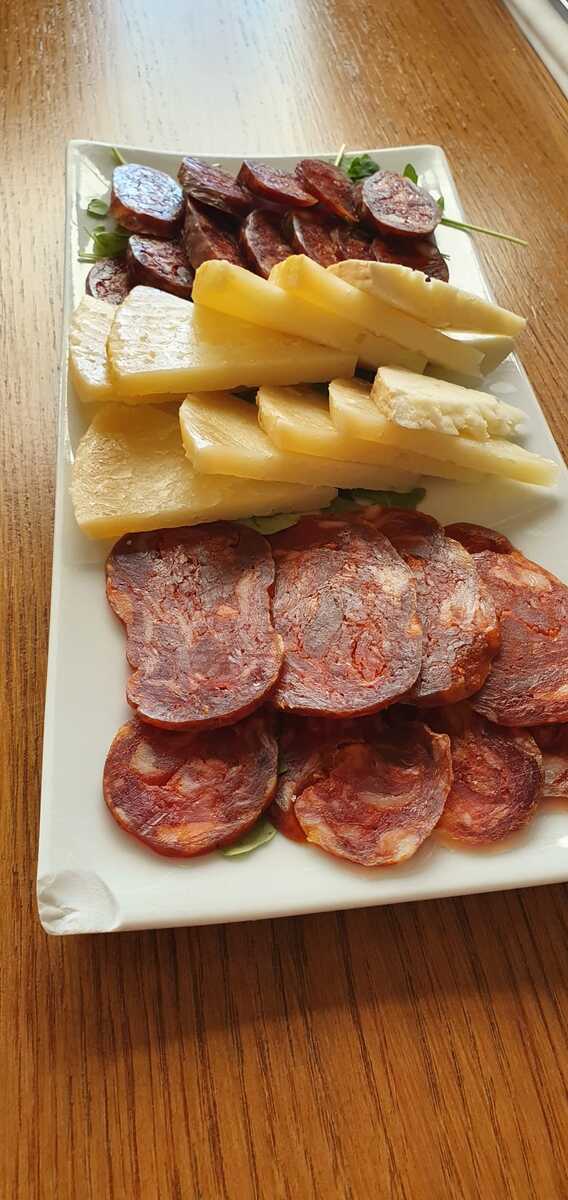 Teller mit Antipasti im Restaurant des Castello di Serragiumenta