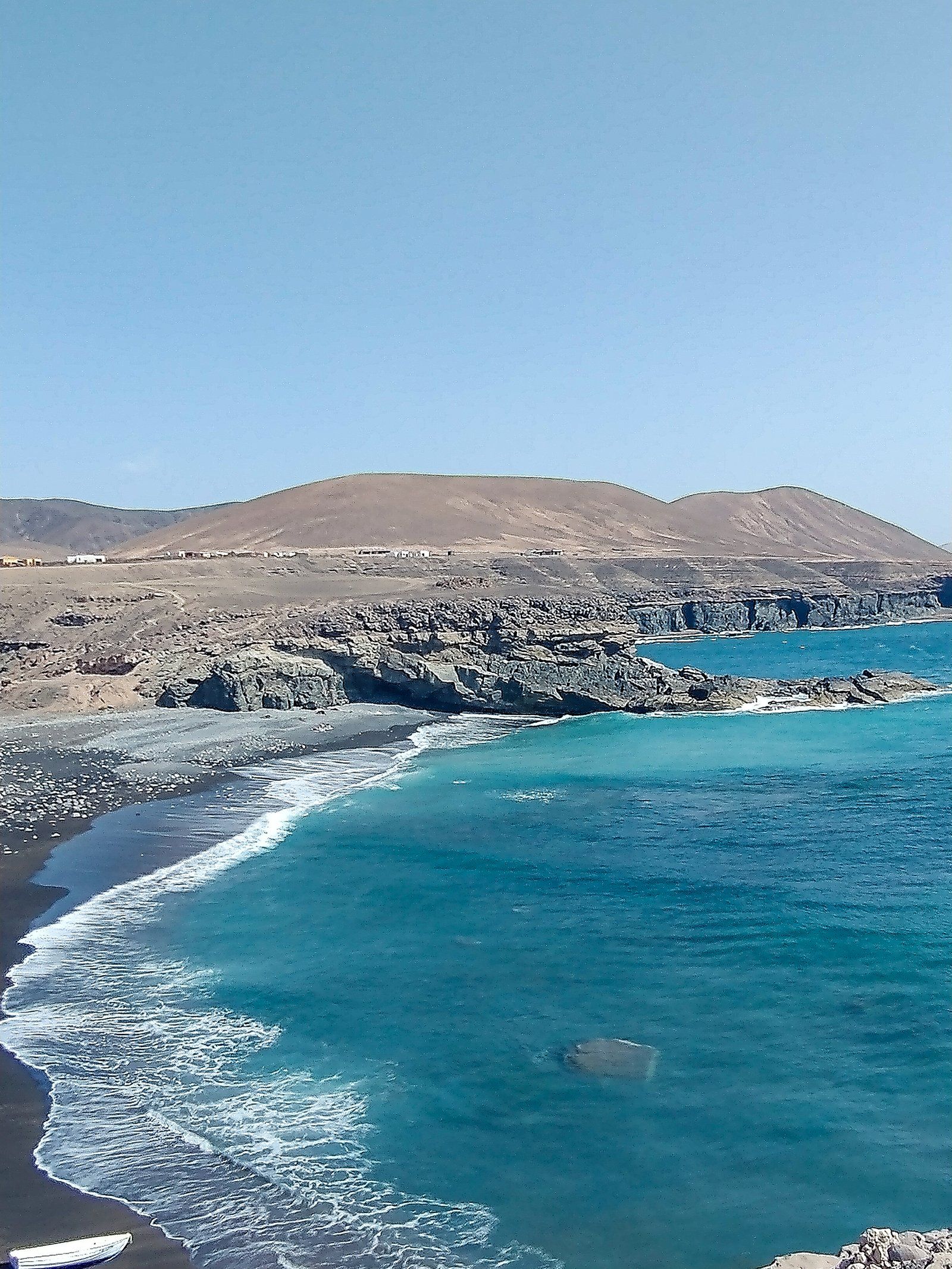 Strand von Ajuy mit schwarzem Sand und Ausgangspunkt zu den Piratenhöhlen