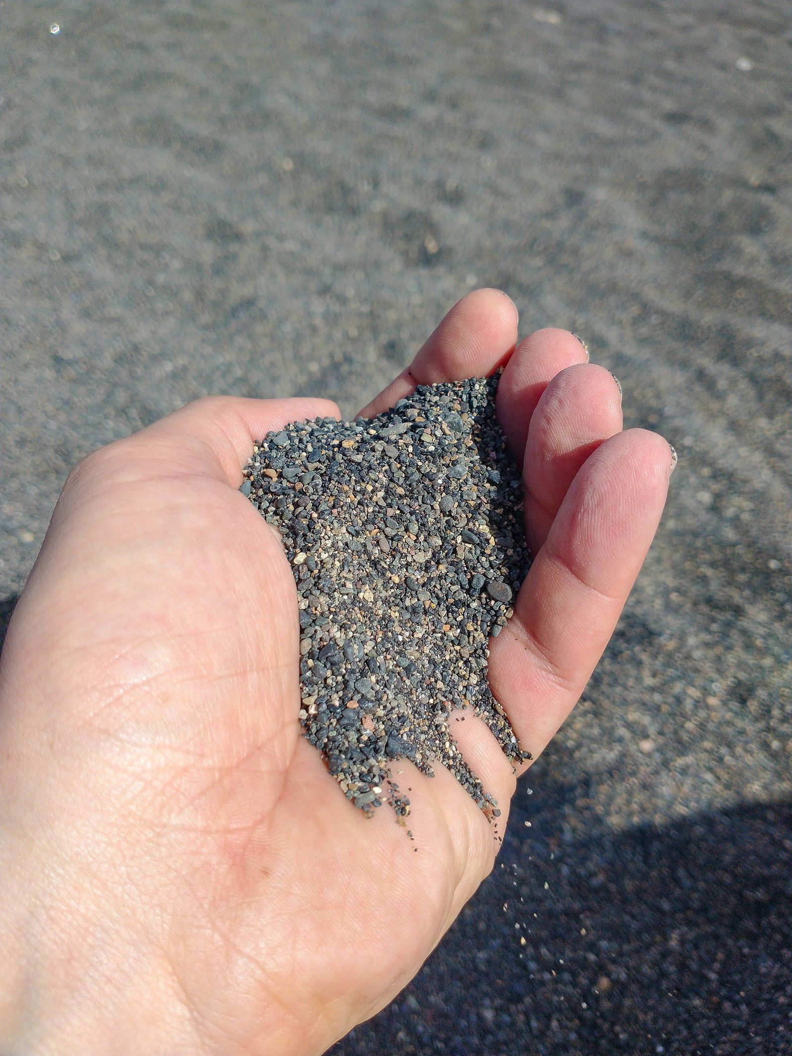 Schwarzer grober Sand am Strand von Ajuy auf Fuerteventura