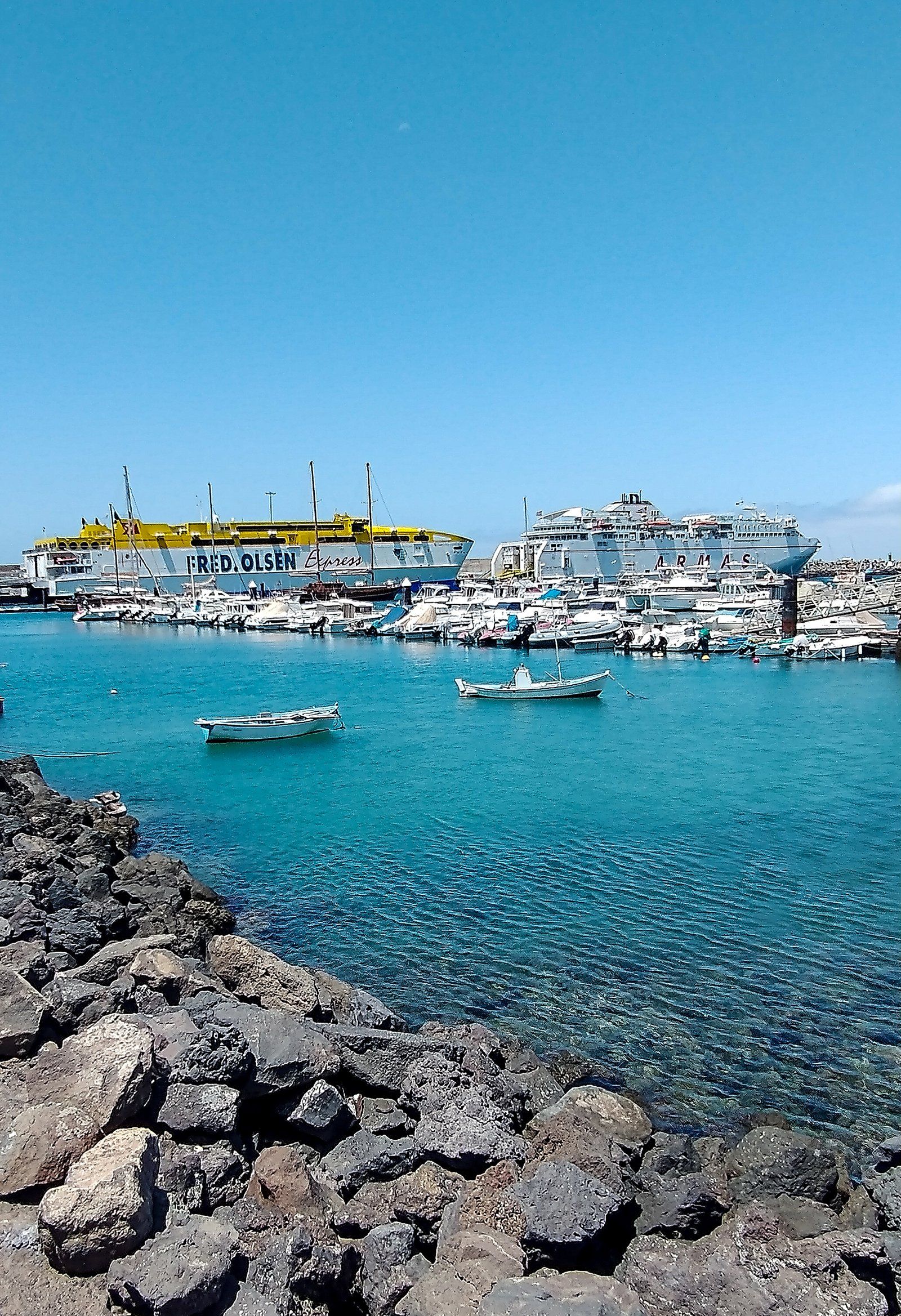 Blick auf eines der Hafenbecken in Morro Jable mit den Fähren im Hintergrund