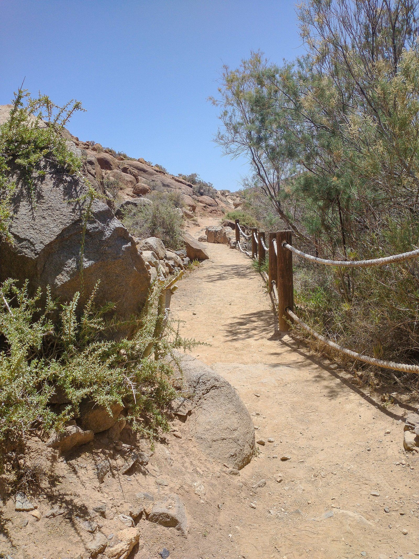 Wanderweg zru Ermita de la Pena von Vega de Rio Palma entlang eines ausgetrockneten Flussbetts.