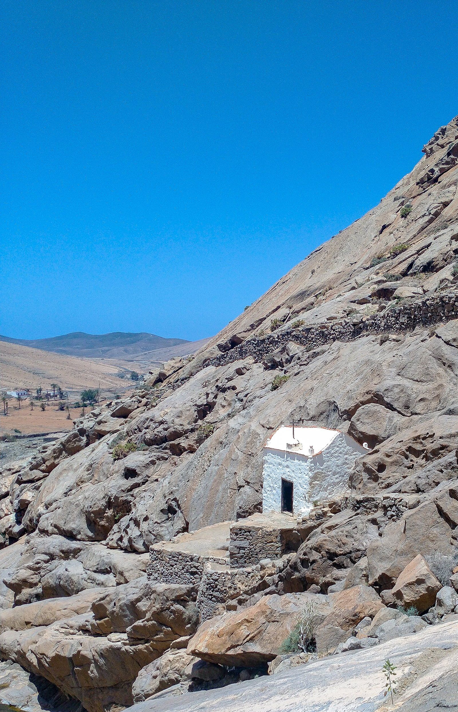 Kapelle Ermita de la Pena mitten in einer Felsschlucht auf Fuerteventura