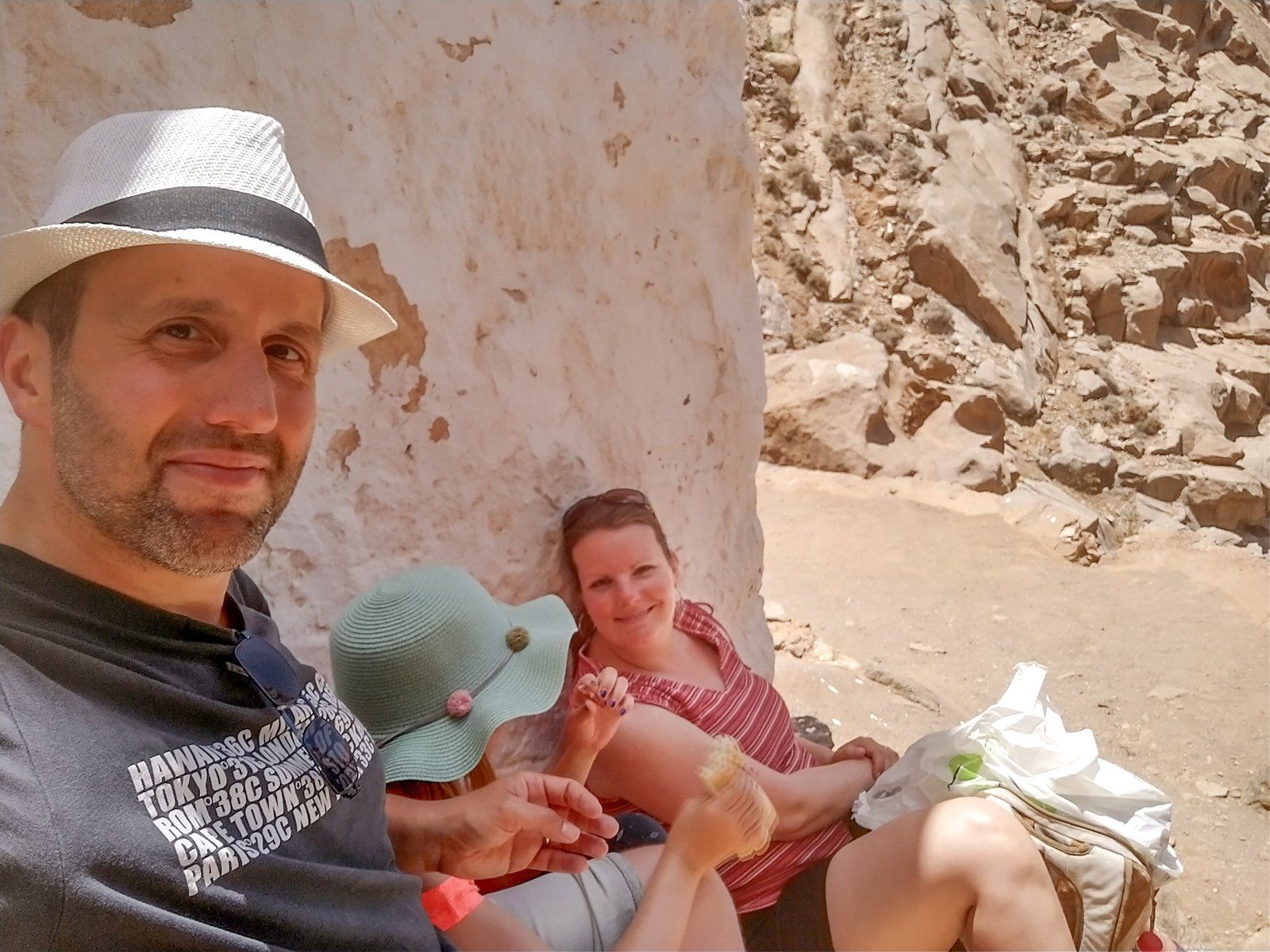 Lunch im Schatten der Kapelle Ermita de la Pena im Barranco de las Penitas auf Fuerteventura