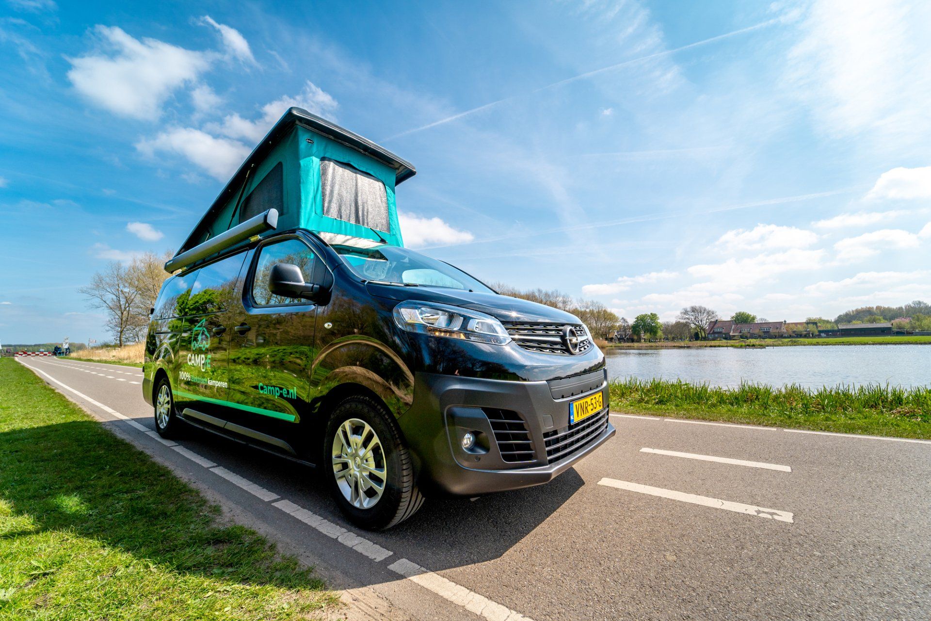 close up van voorkant elektrische camper