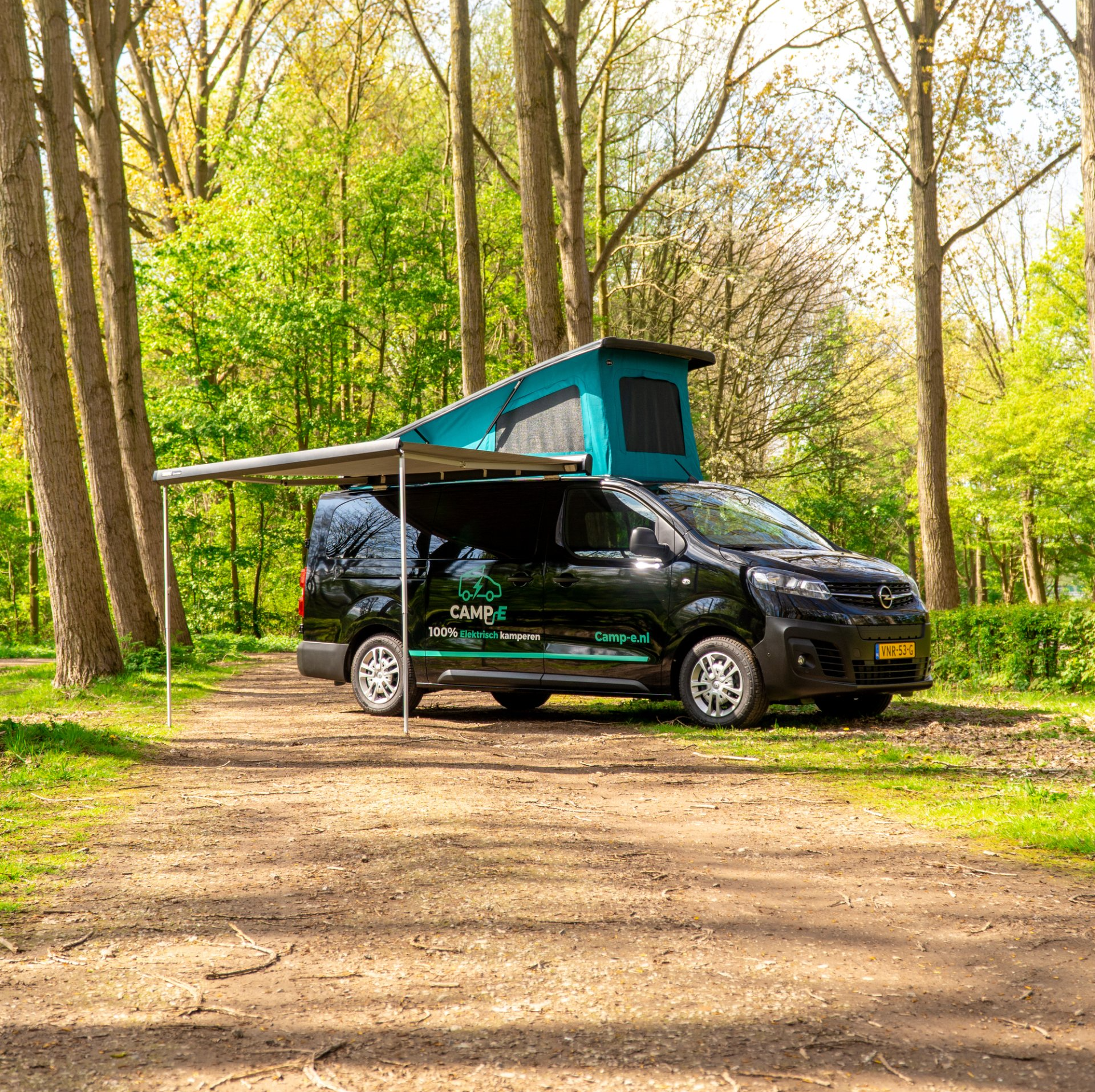 Afstand foto van elektrische camper