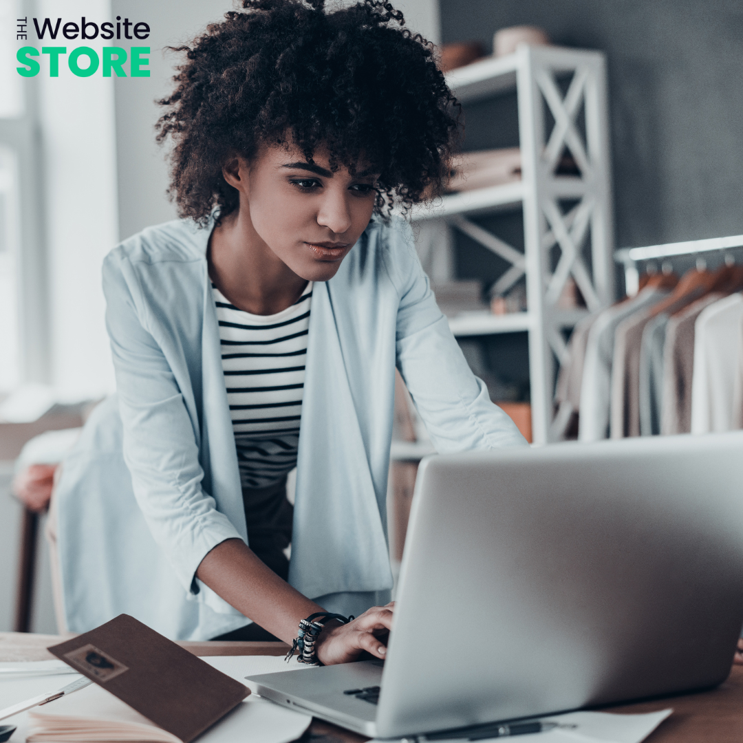 Une femme est assise à un bureau et utilise un ordinateur portable.