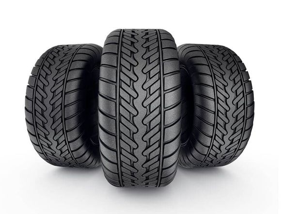 Tres neumáticos negros con dibujo, dispuestos uno al lado del otro sobre un fondo blanco.