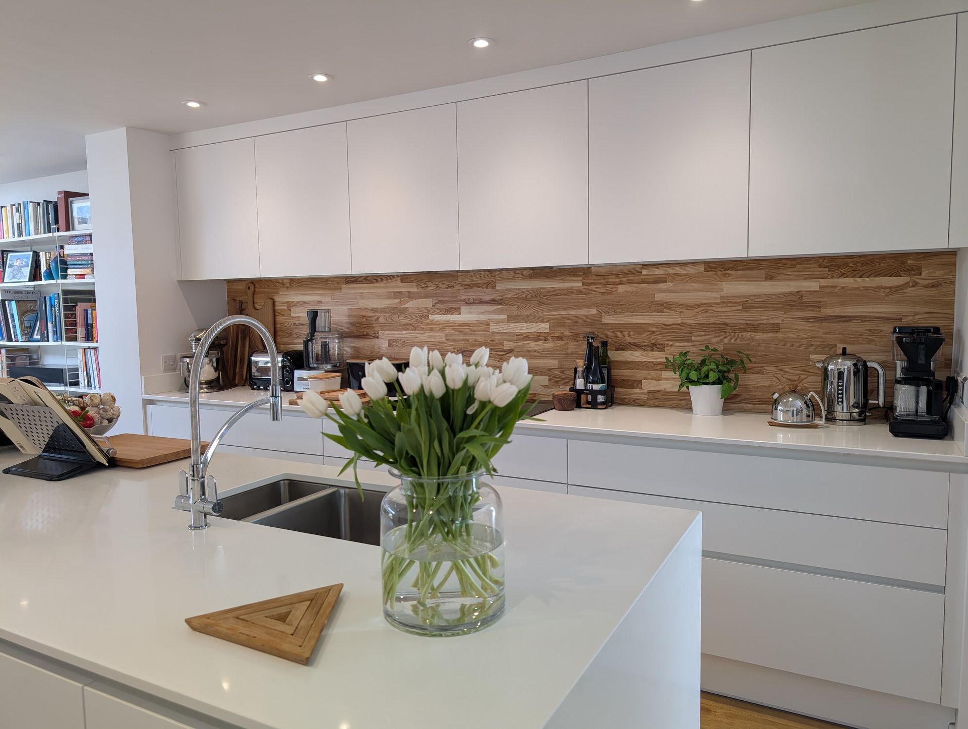 Interior kitchen design by James James Kitchens with decor of flowers Beautiful and bright interior kitchen design by James James Kitchens