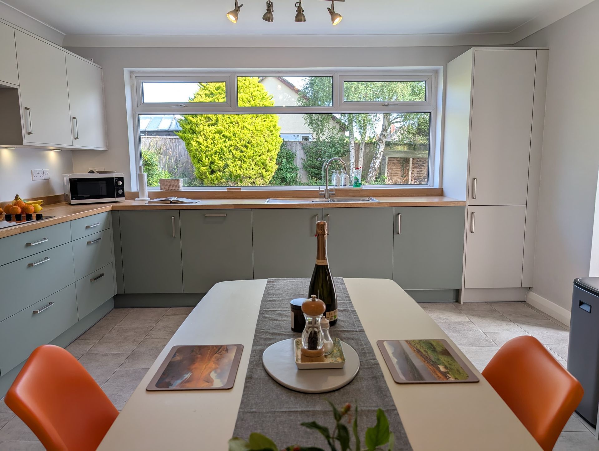 Kitchen interior by James James Kitchens with natural light, a dining area and storage space Simple but elegant kitchen interior designed by James James Kitchens