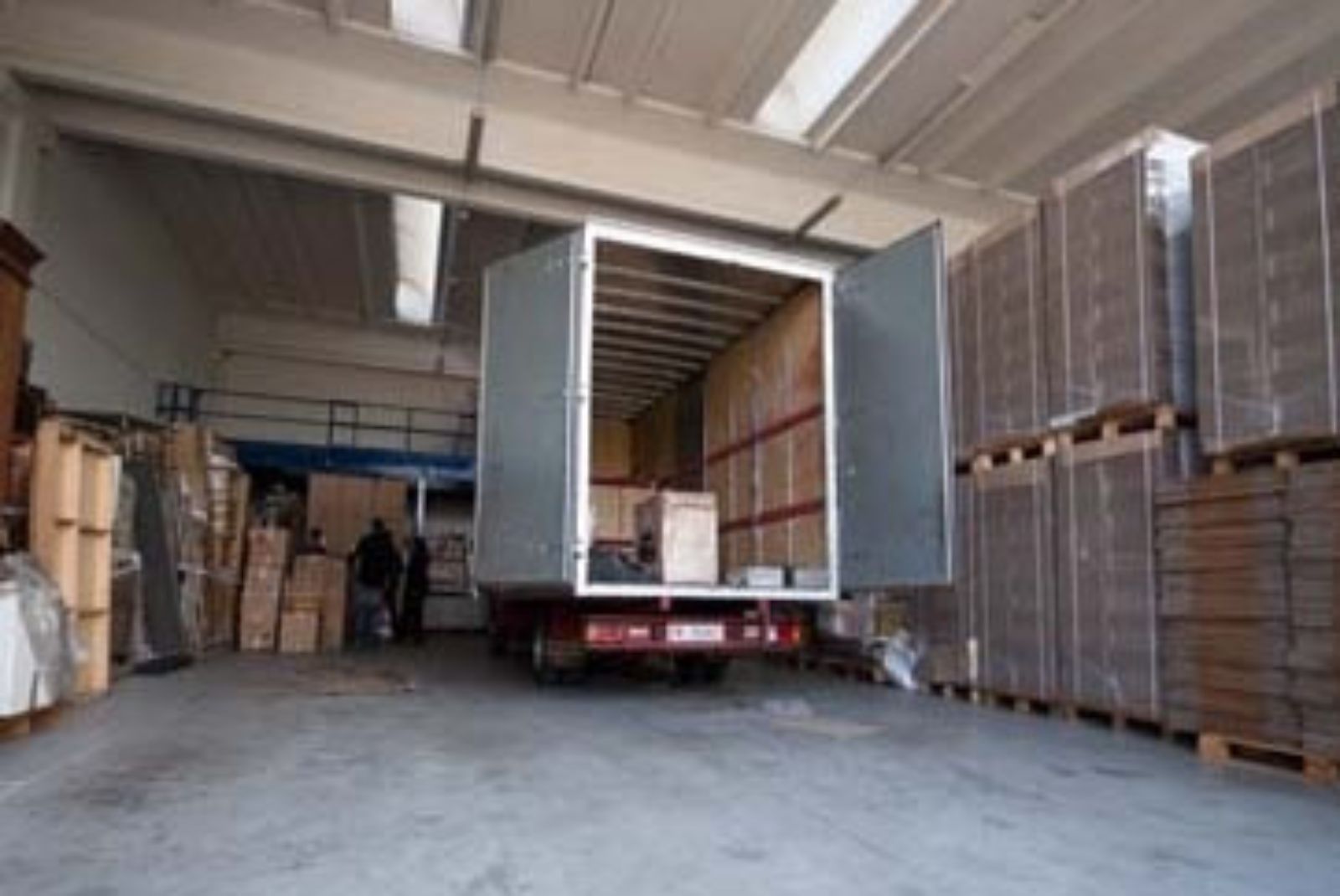 Camion per trasloco pronto per essere caricato