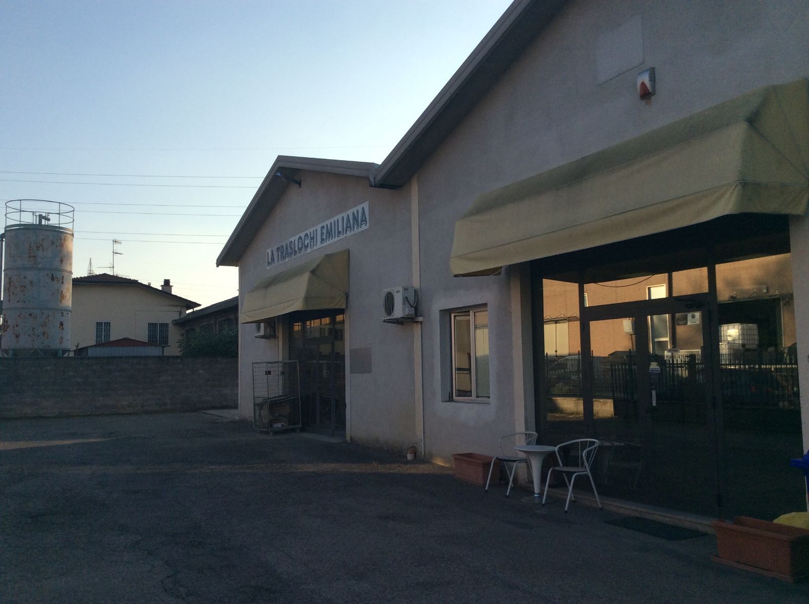 Veduta laterale della sede dell'azienda