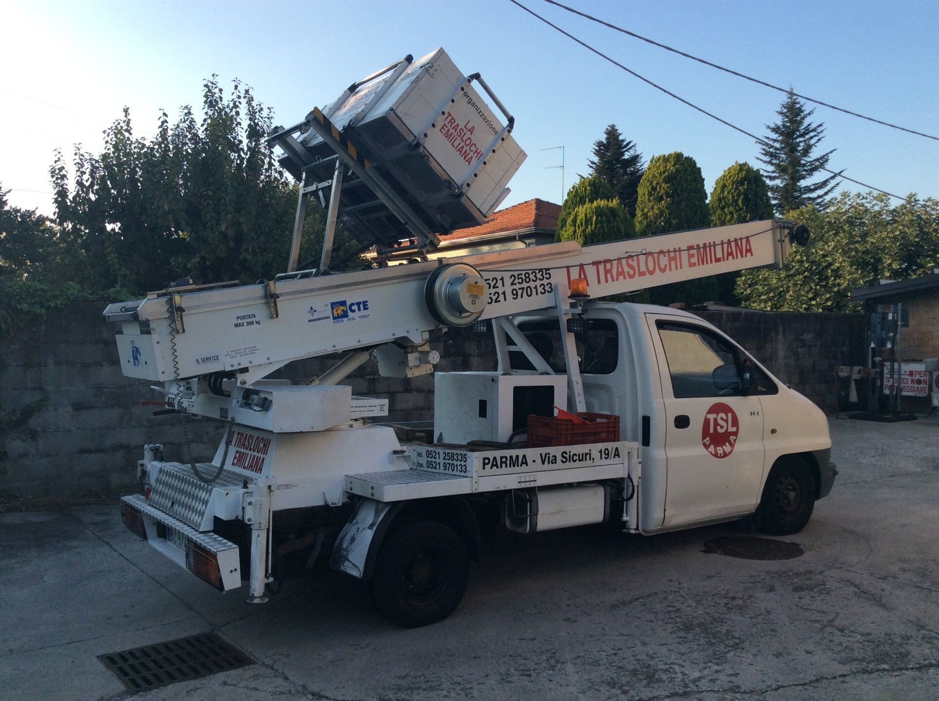 Veicolo con piattaforma aerea