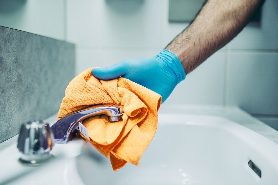 pulizia di un rubinetto