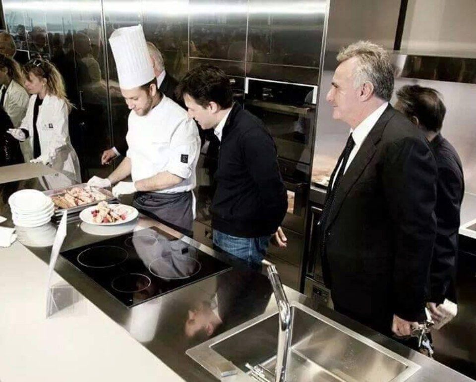 controllo igienico nella cucina di un ristorante