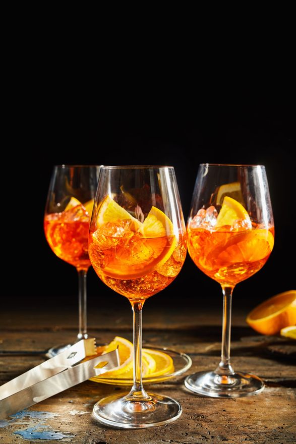calici con cocktail all'arancia