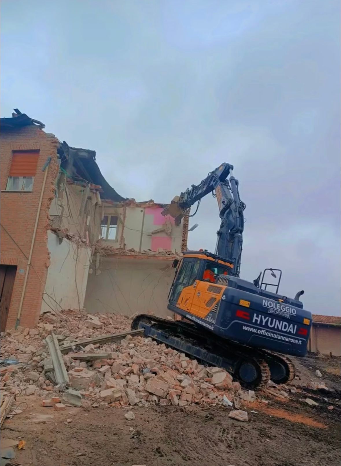 automezzi per il movimento terra dell'azienda