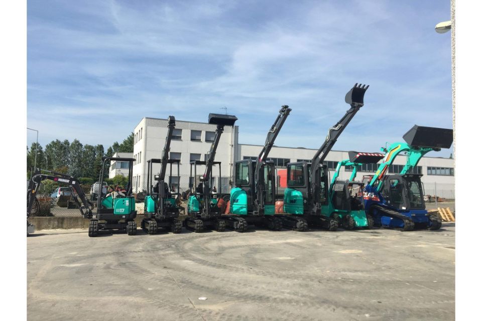 parco mezzi della ditta per movimentazione terra