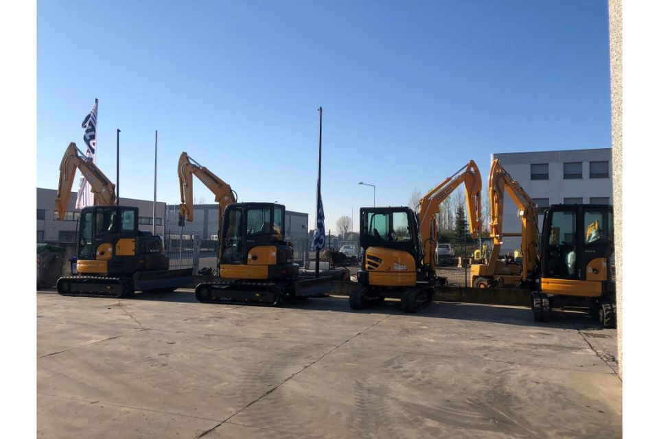 parco mezzi per movimento terra