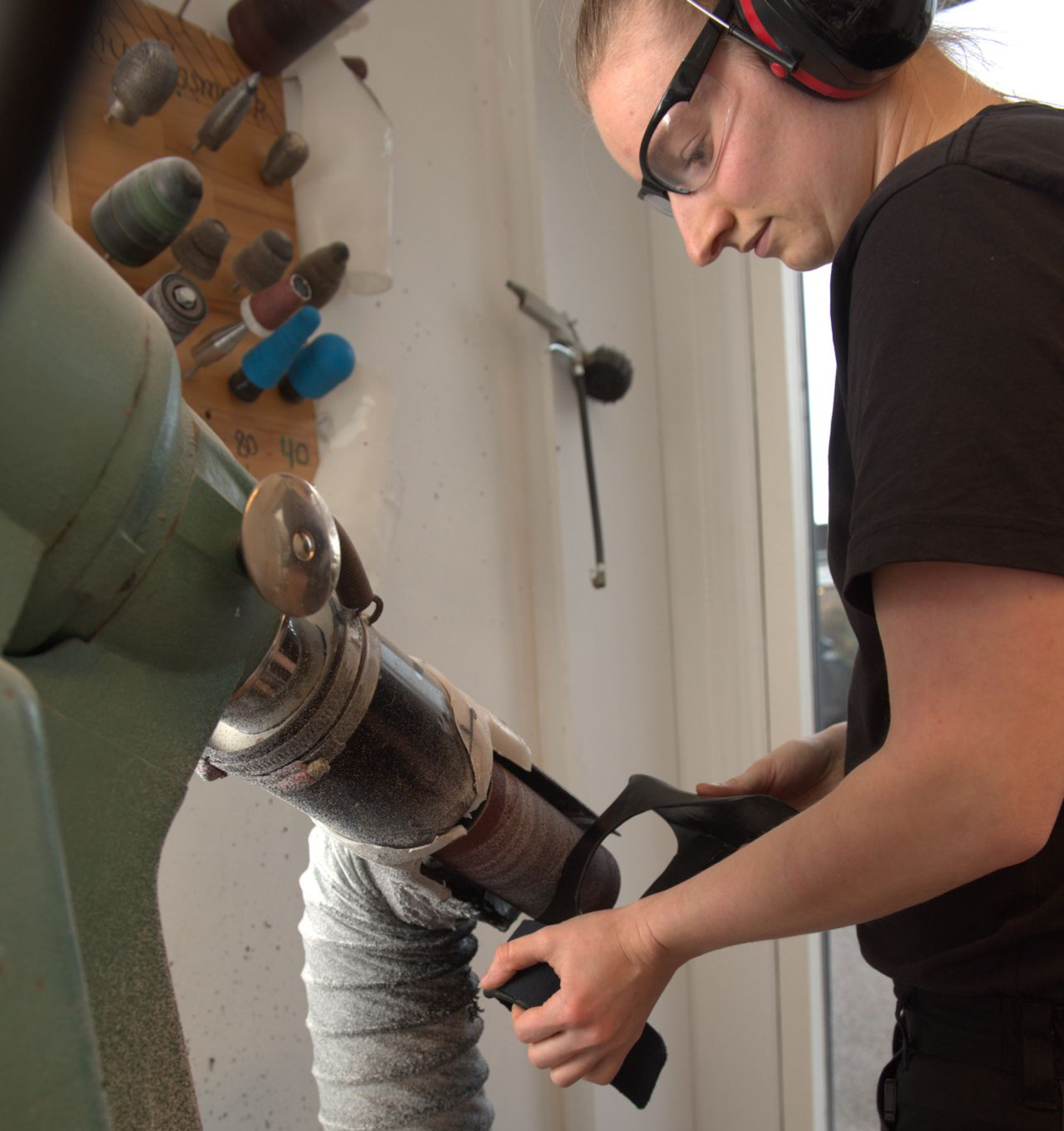 Person med en mørkeblå ankel-fodortose på underbenet og foden.