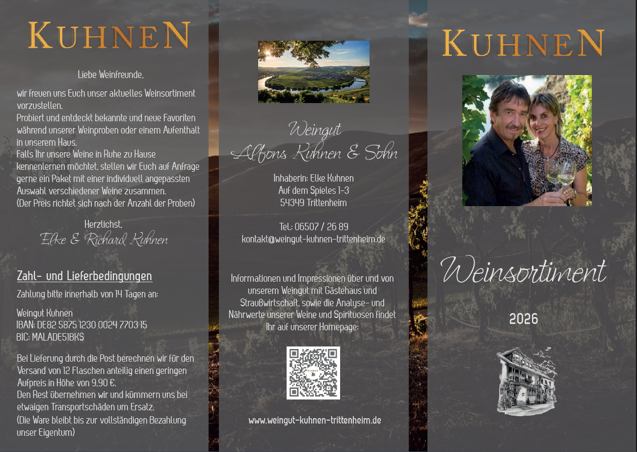 Dreiteilige Broschüre für KUHNNEN mit Text, einem kleinen Landschaftsfoto, einem Paarporträt und einem QR-Code.