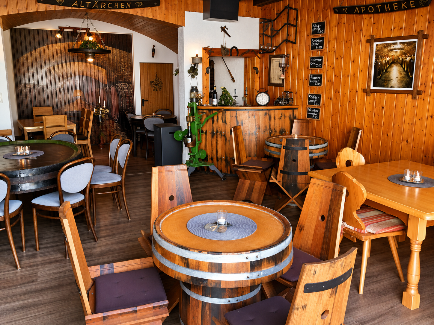 Gemütliches, holzgetäfeltes Restaurantinterieur mit runden Tischen, Stühlen und einer Bartheke