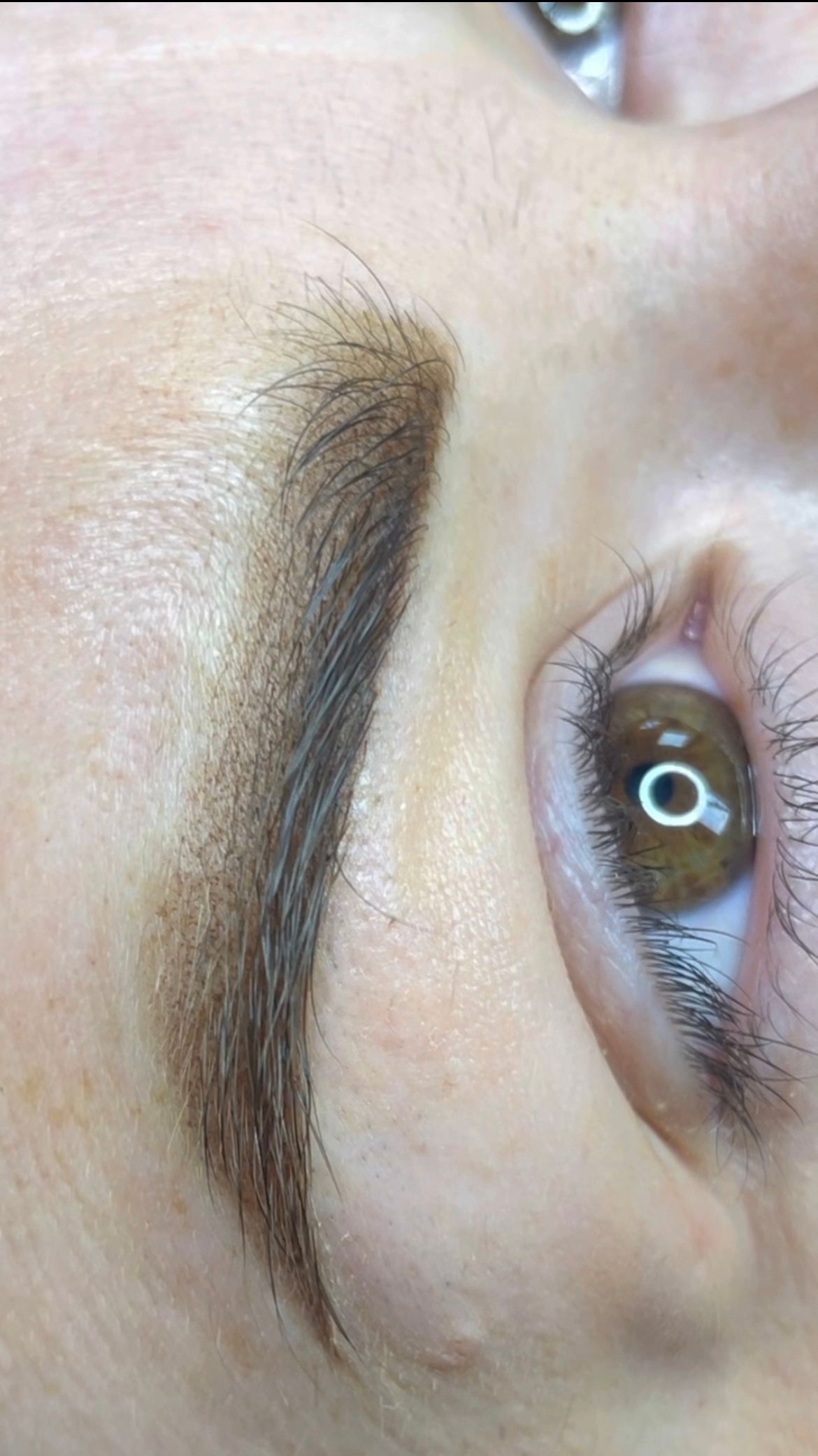 A close up of a woman 's eyebrows and eyelashes.