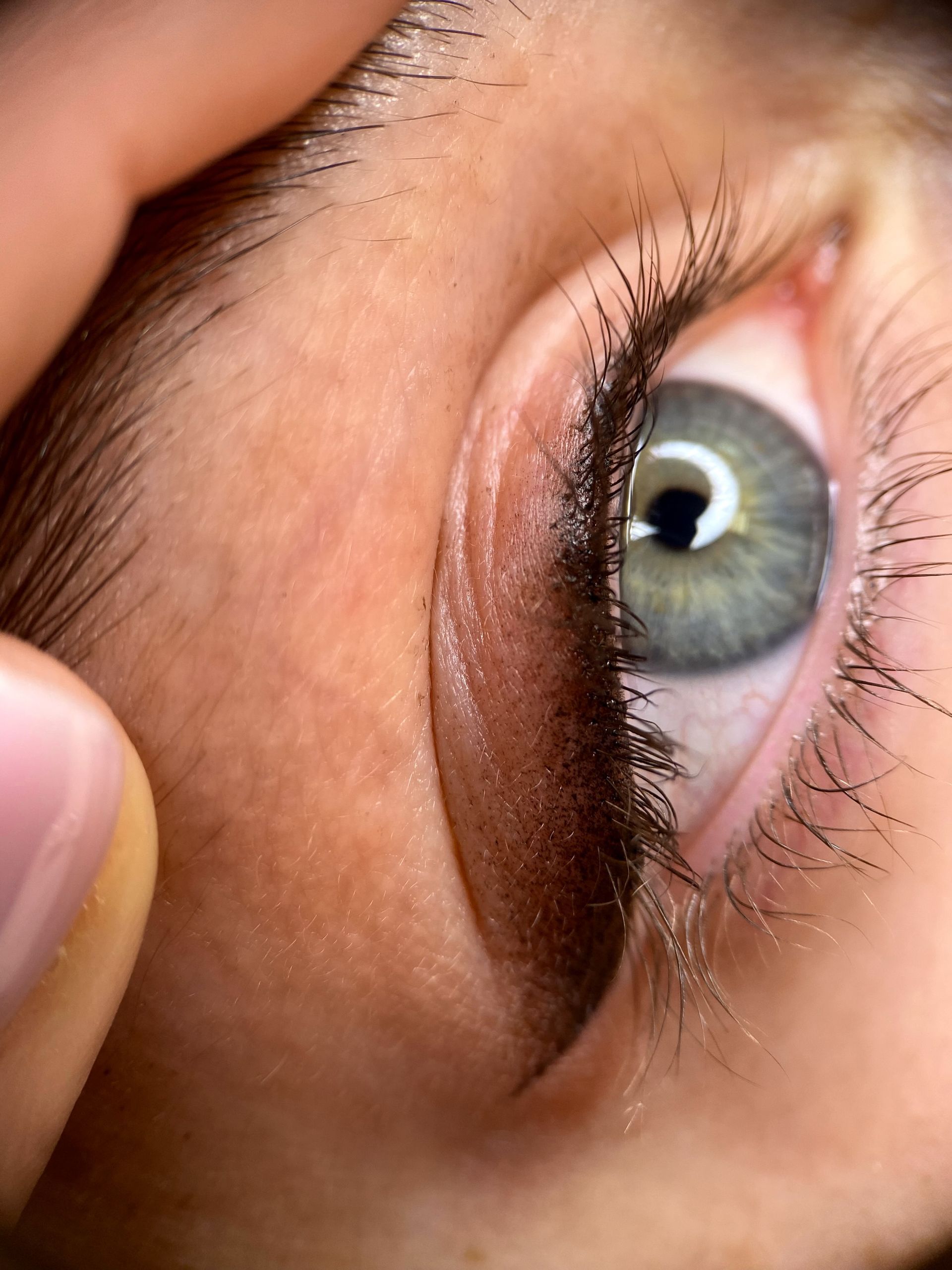 A close up of a woman 's eye with long eyelashes.