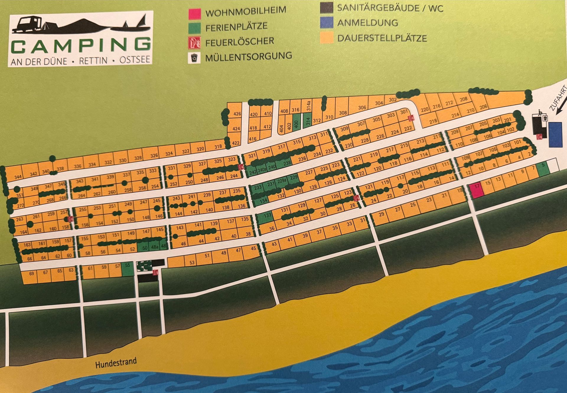 Karte eines Campingplatzes mit Reihen von Stellplätzen, Strandzugang und Ausstattung.