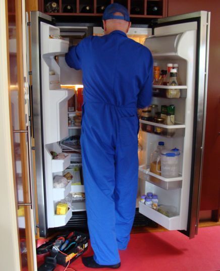 Man reparing a fridge in Auckland