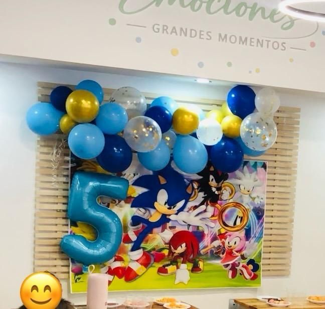 Decoración de cumpleaños con globos azules y dorados, un gran número