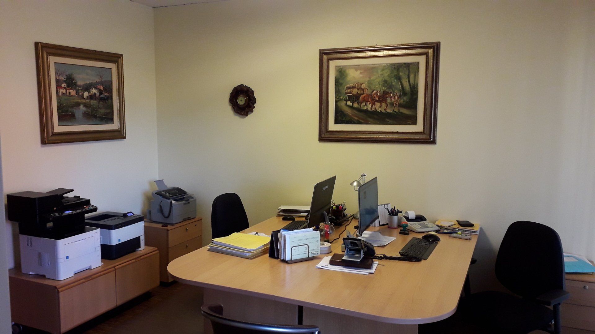 Mano che impila monete