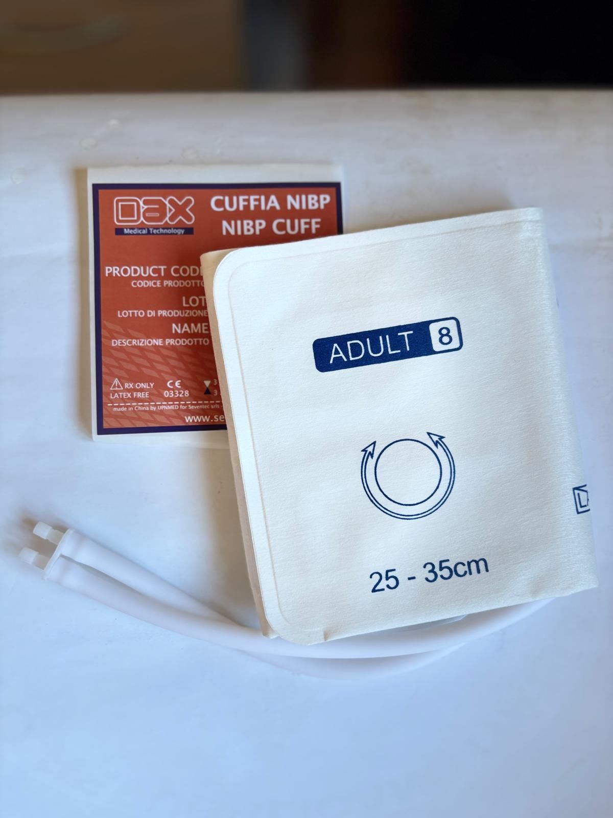 Una persona sta utilizzando un pulsossimetro sul dito.