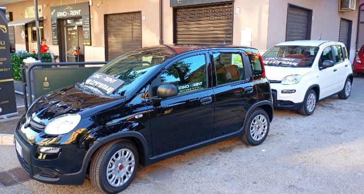 una supercar viola è parcheggiata davanti a un edificio