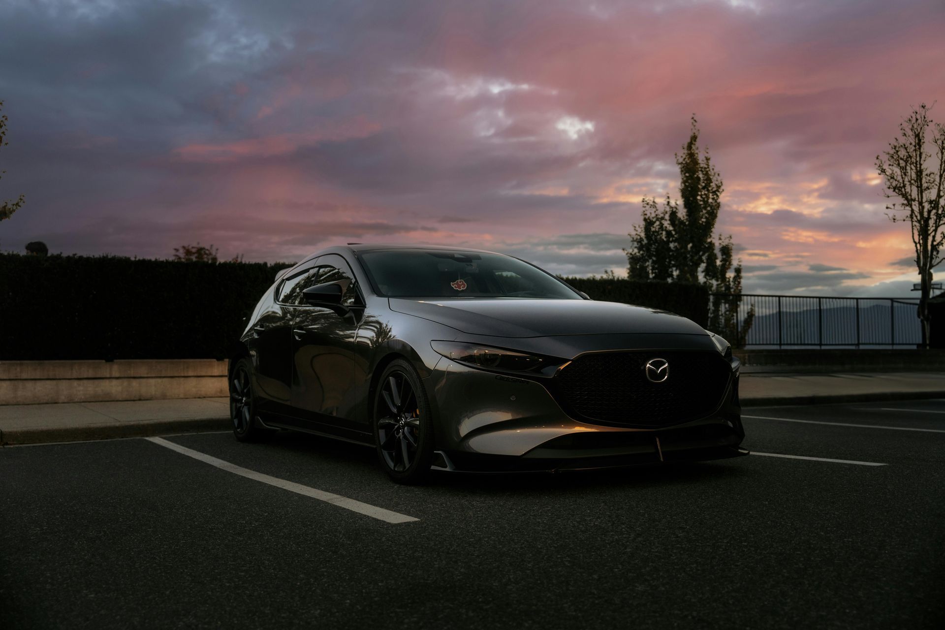 una supercar viola è parcheggiata davanti a un edificio