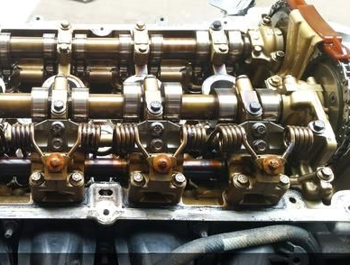 Zylinderkopf mit Nockenwelle, Kipphebeln und Ventilfedern, Nahaufnahme.