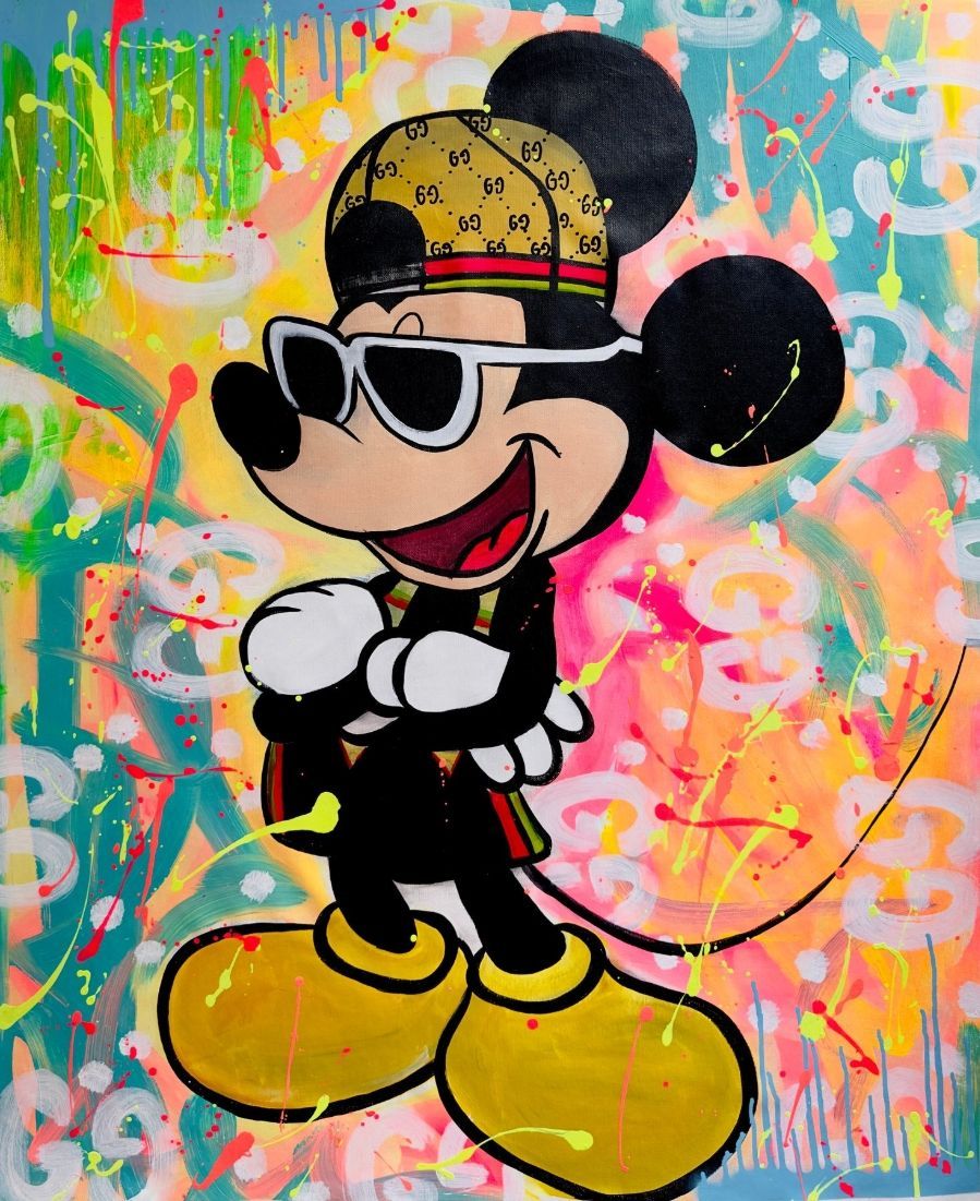 Theezakje met bloemenpatroon en logo op een gele achtergrond.