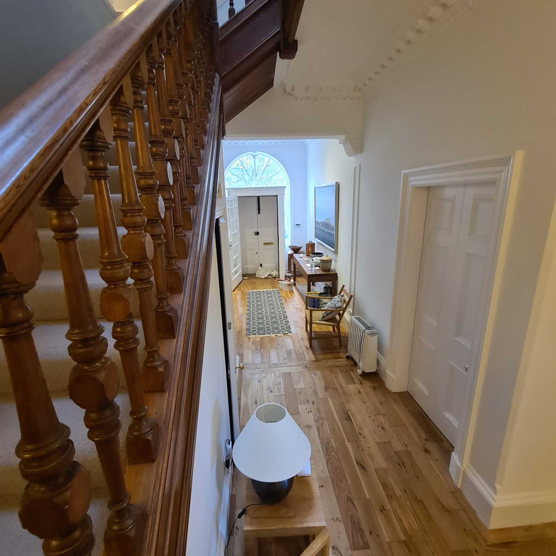 A picture of an entrance hallway painted in white by painters and decorators Edinburgh