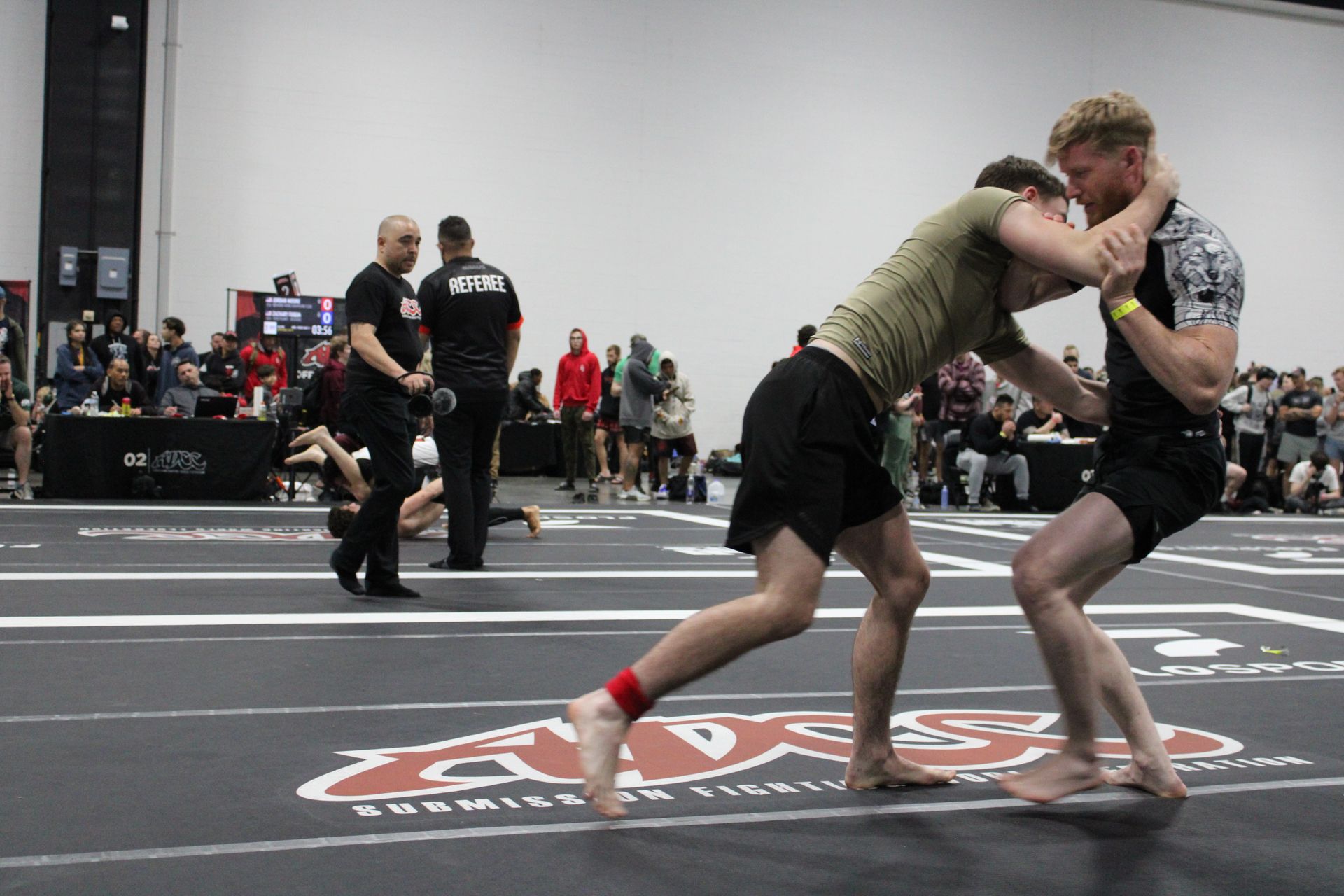 Professionals training Jiu-Jitsu at Lógica Brazilian Jiu-Jitsu in Chattanooga, TN to build focus .