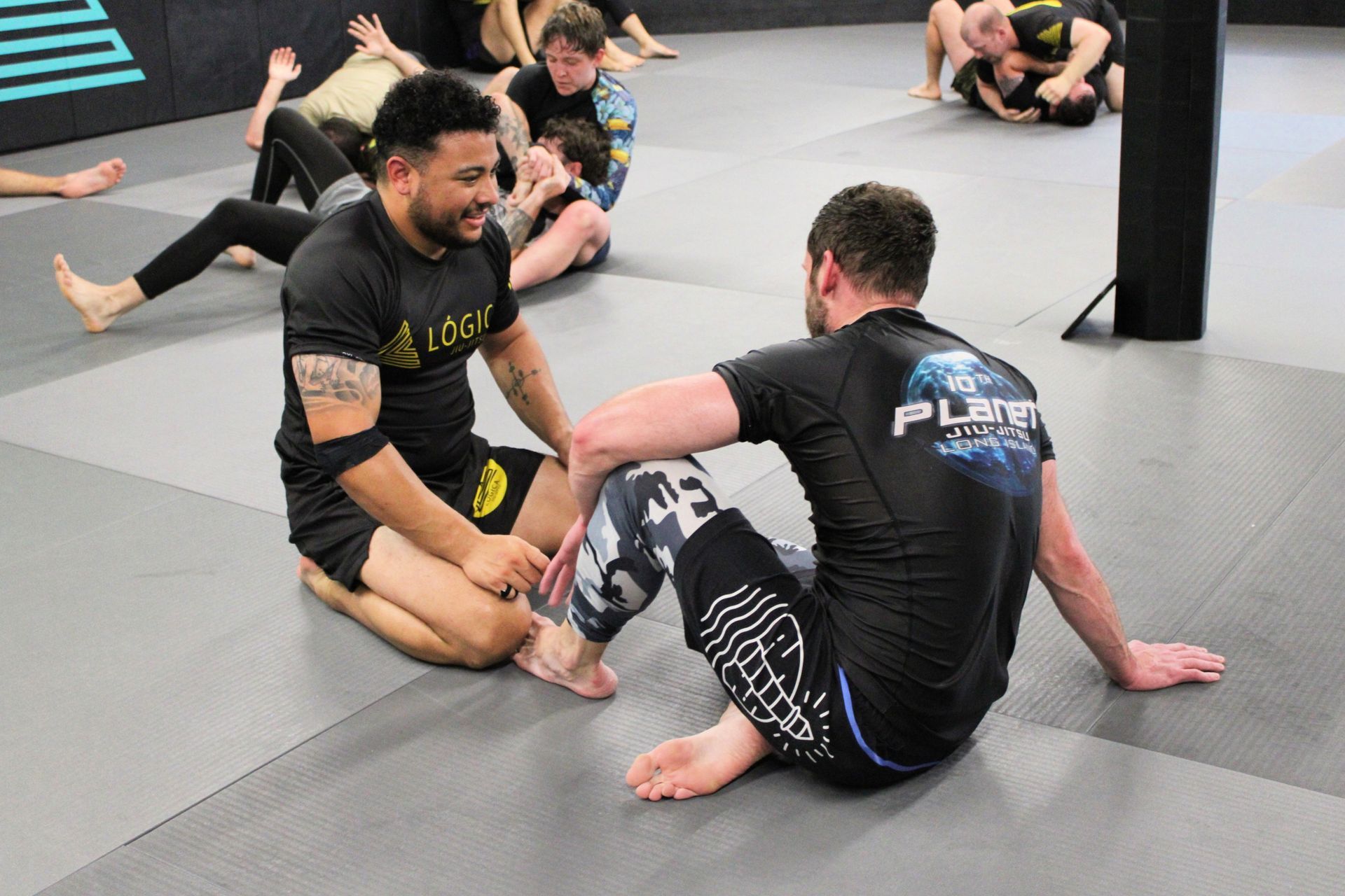 Students training NoGi grappling at Lógica Brazilian Jiu-Jitsu in Chattanooga, TN to build strength.