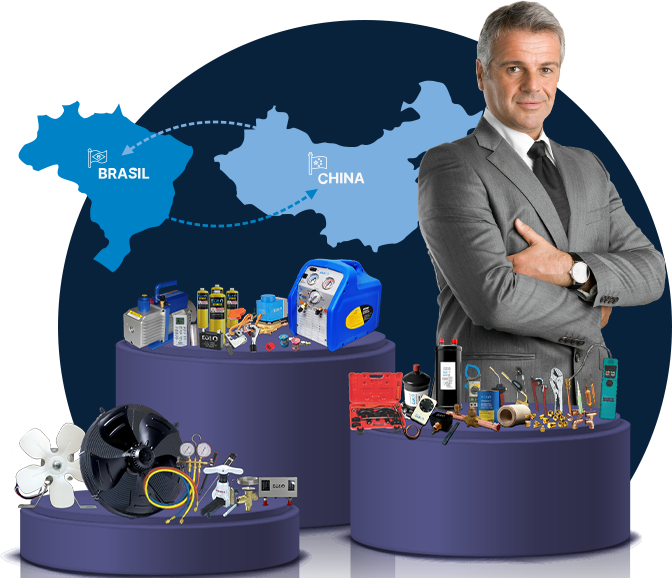 Um homem de terno está parado em frente a um mapa do brasil e da china