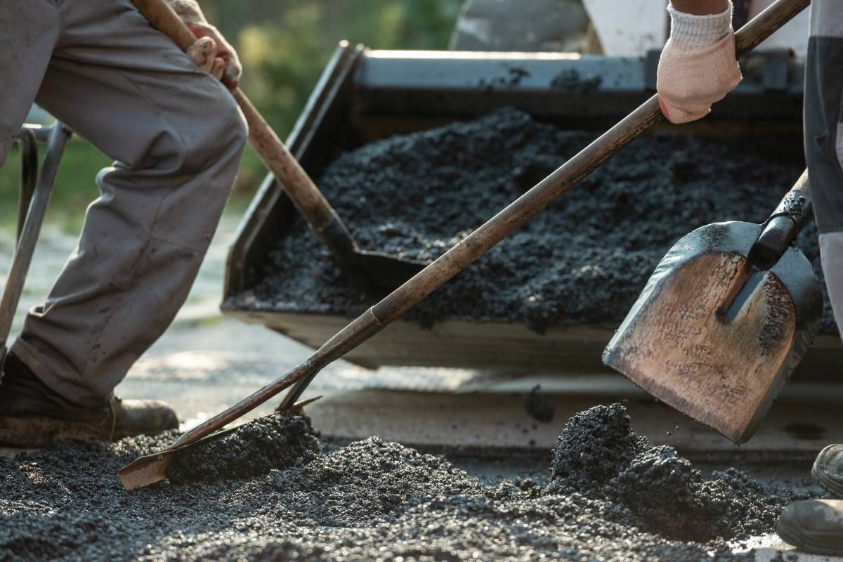 A team applying new asphalt pavement near Georgetown, Kentucky